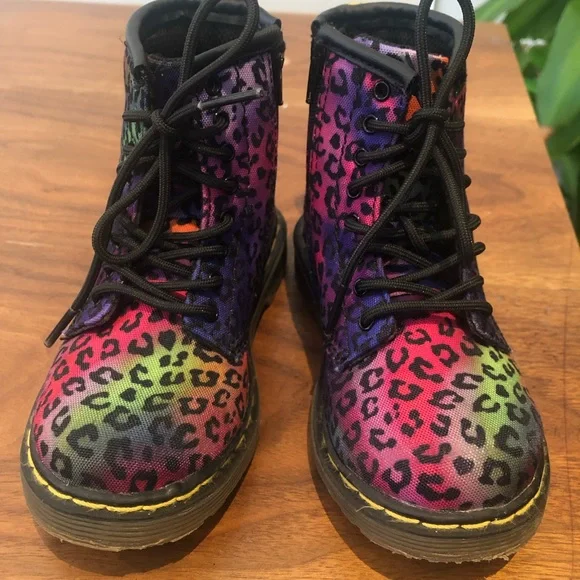 Kids Dr Martens boots with rainbow leopard print - Picture 4 of 4